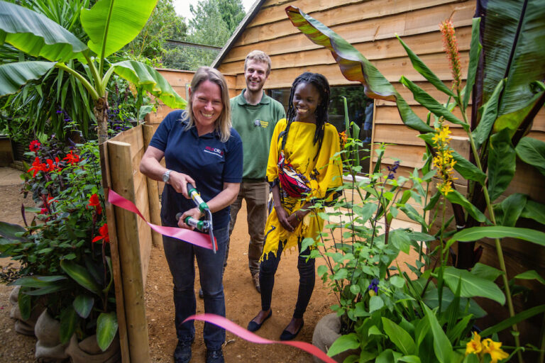 9-PROFESSOR-AMY-DICKMAN-CUTTING-THE-RIBBON-TO-OPEN-THE-NEW-LION-HOUSE-4PHOTO-CREDIT-PHILIP-JOYCE